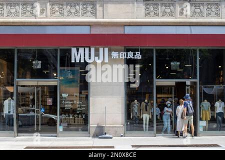 Vorderansicht des MUJI-Shops auf der Fifth Avenue in Midtown Manhattan, New York City, gesehen am Montag, 4. Juli 2022. Stockfoto