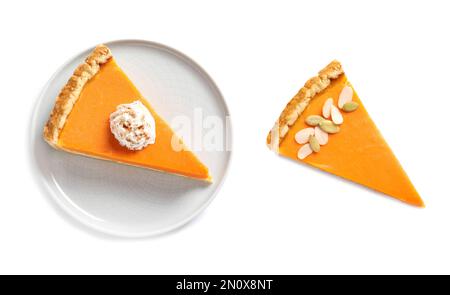 Zwei leckere Kürbiskuchen auf weißem Hintergrund, Draufsicht Stockfoto