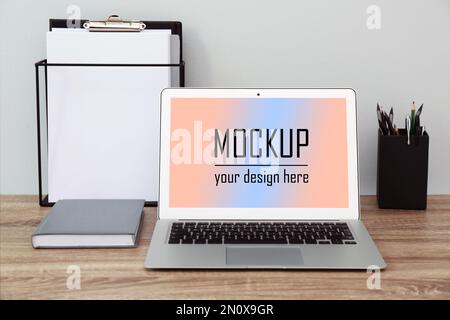 Moderner Laptop mit Text Mockup Your Design here on screen Stockfoto
