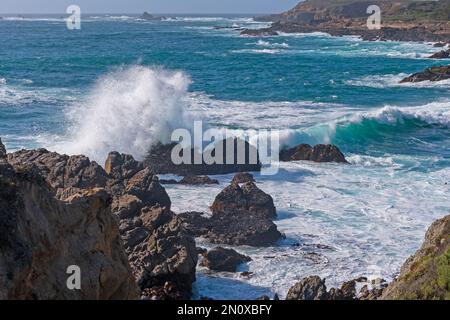 Die Wellen im Point Lobos State Natural Preserve in Kalifornien stürzen auf die Ocean Rocks Stockfoto