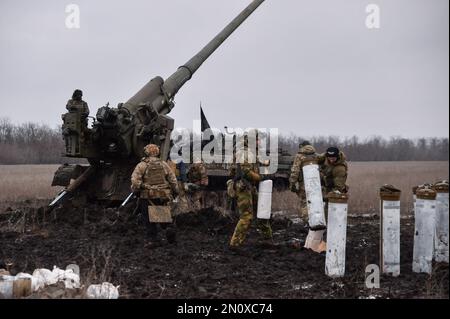 Ukraine. 05. Februar 2023. Ukrainische Truppen bereiten sich darauf vor, ein Artilleriesystem in Richtung Bakhmut abzufeuern. Munition für das Pion-System ist in der Ukraine schwer zu finden, da die Vorräte im ganzen Land gering sind. Kredit: SOPA Images Limited/Alamy Live News Stockfoto