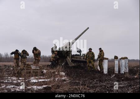 Ukraine. 05. Februar 2023. Ukrainische Soldaten bereiten sich darauf vor, ein Artilleriesystem gegen russische Streitkräfte in Richtung Bakhmut abzufeuern. Während die russischen Streitkräfte versuchen, die Stadt zu erobern, spielt Artillerie eine Rolle bei der Eindämmung der Angriffstruppen. Kredit: SOPA Images Limited/Alamy Live News Stockfoto