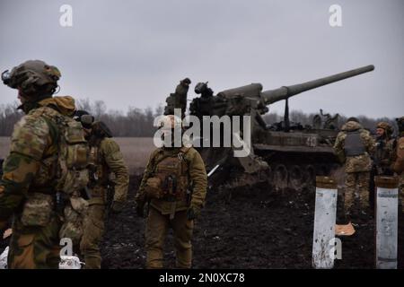 Ukraine. 05. Februar 2023. Ukrainische Soldaten beenden ihre Feuerkampagne, nachdem sie ein Pion-System benutzt haben, um in Richtung Bakhmut zu schießen. Während sich die Invasion ihrem Jahreszeitpunkt nähert, spielt die Artillerie weiterhin eine wichtige Rolle. Kredit: SOPA Images Limited/Alamy Live News Stockfoto