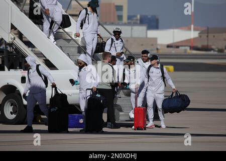 Phoenix, Arizona, USA. 5. Februar 2023. Die Spieler der Philadelphia Eagles kommen zum SuperBowlLVII auf der Goldwater Air National Guard Base in Arizona in Phoenix an, um am 12. Februar im Stadion der State Farm das SuperBowlLVII-Spiel gegen die Kansas City Chiefs zu erleben. Die Players kamen in einem Flugzeug der American Airline an. (Kreditbild: © Niyi Fote/TheNEWS2 via ZUMA Press Wire) NUR ZUR REDAKTIONELLEN VERWENDUNG! Nicht für den kommerziellen GEBRAUCH! Stockfoto