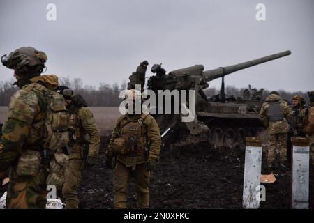 Ukraine. 05. Februar 2023. Ukrainische Soldaten beenden ihre Feuerkampagne, nachdem sie ein Pion-System benutzt haben, um in Richtung Bakhmut zu schießen. Während sich die Invasion ihrem Jahreszeitpunkt nähert, spielt die Artillerie weiterhin eine wichtige Rolle. (Foto: Madeleine Kelly/SOPA Images/Sipa USA) Guthaben: SIPA USA/Alamy Live News Stockfoto