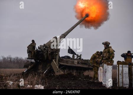 Ukraine. 05. Februar 2023. Ukrainische Artillerieteams feuern Pions auf russische Positionen in Bakhmut ab. Artillerie spielt weiterhin eine wichtige Rolle im Krieg gegen die russischen Streitkräfte im Donezbecken. (Foto: Madeleine Kelly/SOPA Images/Sipa USA) Guthaben: SIPA USA/Alamy Live News Stockfoto