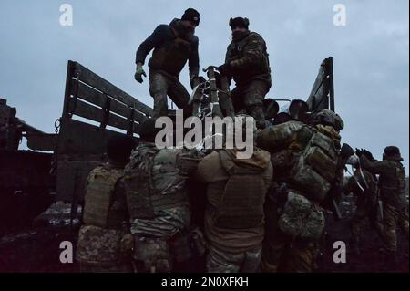 Ukraine. 05. Februar 2023. Ukrainische Truppen laden nach Abschluss einer Feuermission 203mm Pion-Artillerie-Granaten in einen LKW. Artillerie spielt weiterhin eine wichtige Rolle bei der Verteidigung gegen die russische Invasion. (Foto: Madeleine Kelly/SOPA Images/Sipa USA) Guthaben: SIPA USA/Alamy Live News Stockfoto