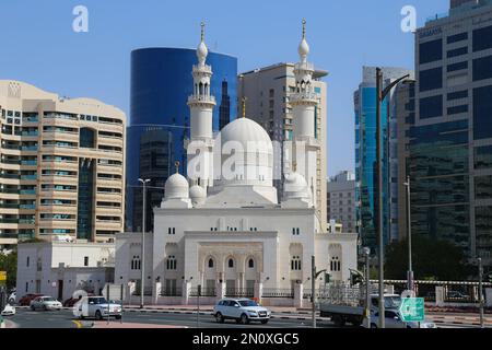 Dubai, VAE - Februar 14,2022: Weiße Moschee im Sektor von Deira. Deira Gegend entlang der Küste von Dubai Creek, Moschee zwischen Baniyas und Al Maktoum Road Stockfoto