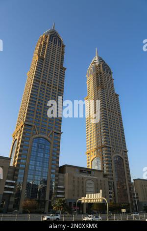 Dubai, Vereinigte Arabische Emirate - Februar 14,2022: Die Central Towers in Dubai sind zwei Wolkenkratzer, die hoch in den Himmel steigen. Ursprünglich die Al Kazim Towers und genannt Stockfoto