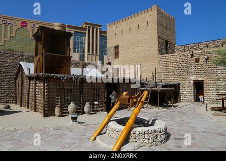 Dubai, Vereinigte Arabische Emirate - Februar 14,2022: Fort Al Fahidi das älteste Gebäude in Dubai, heute das Dubai Museum. Es präsentiert die traditionelle Art Stockfoto