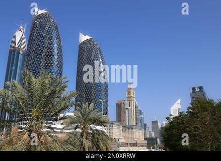 Dubai, VAE - Februar 14,2022: Die DAMAC Park Towers sind ein luxuriöser Wohnkomplex in Dubai, Vereinigte Arabische Emirate. Das Gebäude hat ein m Stockfoto