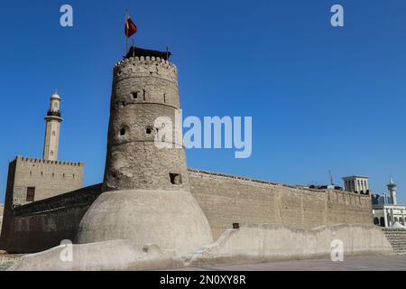 Dubai, Vereinigte Arabische Emirate - Februar 14,2022: Fort Al Fahidi das älteste Gebäude in Dubai, heute das Dubai Museum. Es präsentiert die traditionelle Art Stockfoto