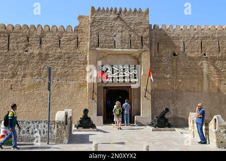 Dubai, Vereinigte Arabische Emirate - Februar 14,2022: Fort Al Fahidi das älteste Gebäude in Dubai, heute das Dubai Museum. Es präsentiert die traditionelle Art Stockfoto