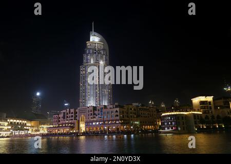 Dubai, Vereinigte Arabische Emirate - 14,2022. Februar: Nachtsicht auf das Emaar-Viertel, Downtown Dubai. Der Bezirk beherbergt einige der berühmtesten Wahrzeichen wie Burj Khalifa und Stockfoto