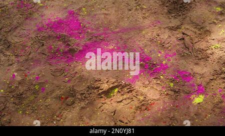 Spritzendes Gulal- oder Abhir-Muster auf dem Boden mit verschiedenen Farben. Gulal-Farbdetails mit attraktivem rosa Farbstoff. Konzept des Holi-Festivals in Indien. Stockfoto