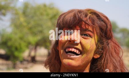 Porträt eines jungen indischen Mädchens mit farbigem Gesicht, das das Holi Color Festival feiert Stockfoto