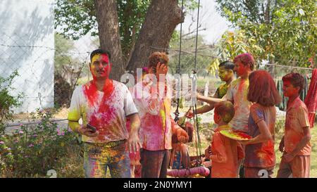05. Februar 2023 Jaipur, Rajasthan, Indien. Die Leute werfen sich während der Holi-Feier Farben zu Stockfoto