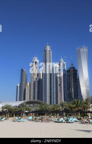 Dubai, VAE - Februar 14,2022: Wolkenkratzer am Strand der Dubai Marina. Ein künstlicher Kanalstadtabschnitt an der Küste des Persischen Golfs. Jumeirah Beach Re Stockfoto