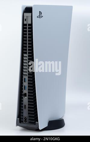 New york, USA - 28. Dezember 2022: Neue Sony playstation 5-Konsole isoliert auf weißem Studiohintergrund Stockfoto