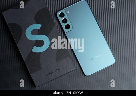 New york, USA - 31. Januar 2022: Neues Samsung S22 plus Smartphone mit Nahaufnahme von Box Stockfoto