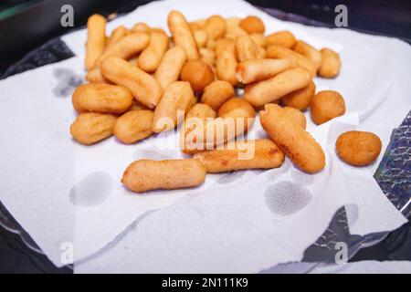 Typische brasilianische Partysnacks auf einem schwarzen Tisch mit weißer Serviette in Rio de Janeiro. Stockfoto