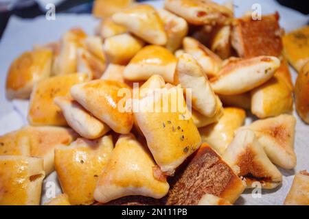 Typische brasilianische Partysnacks auf einem schwarzen Tisch mit weißer Serviette in Rio de Janeiro. Stockfoto