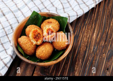 Combro Oncom dijero, Sundanese Fritter aus geriebenem Kassava gefüllt mit würzigen fermentierten Oncom Sojabohnen Stockfoto