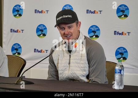 Pebble Beach, Kalifornien, USA. 5. Februar 2023. Justin Rose spricht mit den Medien darüber, dass sie während des AT&T Pro-am-Golfturniers 2023 auf einer 2-km-Führung schläft, die in die letzten 8 Löcher einer windverzögerten Endrunde bei Pebble Beach Golf Links geht. Das Spiel wird um 8am Uhr morgens (Montag) fortgesetzt. Guthaben: Motofoto/Alamy Live News Stockfoto