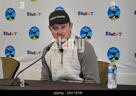 Pebble Beach, Kalifornien, USA. 5. Februar 2023. Justin Rose spricht mit den Medien darüber, dass sie während des AT&T Pro-am-Golfturniers 2023 auf einer 2-km-Führung schläft, die in die letzten 8 Löcher einer windverzögerten Endrunde bei Pebble Beach Golf Links geht. Das Spiel wird um 8am Uhr morgens (Montag) fortgesetzt. Guthaben: Motofoto/Alamy Live News Stockfoto