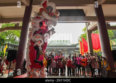 (230206) -- FOSHAN, 6. Februar 2023 (Xinhua) -- Touristen genießen eine Guangdong Lion Dance Show in Foshan, südchinesische Provinz Guangdong, 12. Januar 2023. Der Guangdong Lion Dance, der 2006 als nationales immaterielles Kulturerbe gelistet wurde, ist eine Kombination aus Kampfsport, Tanz und Musik. Sie entstand aus dem königlichen Löwentanz während der Tang-Dynastie (618-907) und wurde später von Migranten aus dem Norden in den Süden eingeführt. Der Guangdong Lion Dance entwickelte sich während der Ming-Dynastie (1368-1644) zu seiner modernen Form. In der chinesischen Tradition betrachten die Menschen den Löwen als Symbol der Tapferkeit und Stockfoto