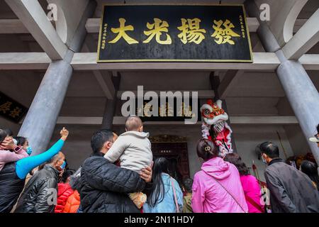 (230206) -- FOSHAN, 6. Februar 2023 (Xinhua) -- Touristen genießen eine Guangdong Lion Dance Show in Foshan, südchinesische Provinz Guangdong, 12. Januar 2023. Der Guangdong Lion Dance, der 2006 als nationales immaterielles Kulturerbe gelistet wurde, ist eine Kombination aus Kampfsport, Tanz und Musik. Sie entstand aus dem königlichen Löwentanz während der Tang-Dynastie (618-907) und wurde später von Migranten aus dem Norden in den Süden eingeführt. Der Guangdong Lion Dance entwickelte sich während der Ming-Dynastie (1368-1644) zu seiner modernen Form. In der chinesischen Tradition betrachten die Menschen den Löwen als Symbol der Tapferkeit und Stockfoto