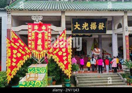 (230206) -- FOSHAN, 6. Februar 2023 (Xinhua) -- Touristen genießen eine Guangdong Lion Dance Show in Foshan, südchinesische Provinz Guangdong, 12. Januar 2023. Der Guangdong Lion Dance, der 2006 als nationales immaterielles Kulturerbe gelistet wurde, ist eine Kombination aus Kampfsport, Tanz und Musik. Sie entstand aus dem königlichen Löwentanz während der Tang-Dynastie (618-907) und wurde später von Migranten aus dem Norden in den Süden eingeführt. Der Guangdong Lion Dance entwickelte sich während der Ming-Dynastie (1368-1644) zu seiner modernen Form. In der chinesischen Tradition betrachten die Menschen den Löwen als Symbol der Tapferkeit und Stockfoto