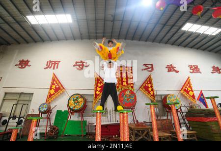 (230206) -- FOSHAN, 6. Februar 2023 (Xinhua) -- Guangdong Lion Tänzer üben auf einer Trainingsbasis in Foshan, Südchina Provinz Guangdong, 13. Januar 2023. Der Guangdong Lion Dance, der 2006 als nationales immaterielles Kulturerbe gelistet wurde, ist eine Kombination aus Kampfsport, Tanz und Musik. Sie entstand aus dem königlichen Löwentanz während der Tang-Dynastie (618-907) und wurde später von Migranten aus dem Norden in den Süden eingeführt. Der Guangdong Lion Dance entwickelte sich während der Ming-Dynastie (1368-1644) zu seiner modernen Form. In der chinesischen Tradition betrachten die Menschen den Löwen als Symbol des Tapferen Stockfoto