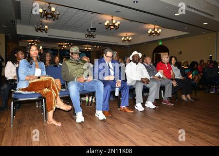 Luther Campbell, Michael Eric Dyson, City of Miramar Commissioner Maxwell Chambers und City of Miramar Vice Mayor und Commissioner Yvette Colbourne beim Black History Month Fireside Chat mit Michael Eric Dyson und Luther Campbell, veranstaltet von City of Miramar Mayor Wayne Messam Miramar Cultural Center in Miramar, Florida. 04 Feb. 2023 Guthaben: mpi10/MediaPunch Stockfoto