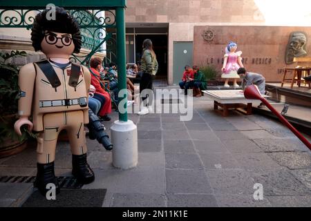 Mexiko-Stadt, Mexiko. 05. Februar 2023. 5. Februar 2023, Mexiko-Stadt, Mexiko: Playmobil-Puppen im Carranza House Museum in einer gemeinsamen Ausstellung in Mexiko-Stadt. Am 5. Februar 2023 in Mexico City, Mexiko (Foto: Luis Barron/Eyepix Group/Sipa USA). Kredit: SIPA USA/Alamy Live News Stockfoto