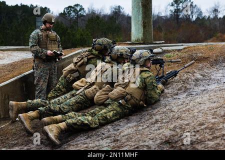 USA Marinekorps-Sergeant Samuel Springis, Maschinenschütze mit Hauptquartier-Bataillon, 2D. Marine Division, beobachtet Marines während eines Division Field Machine Gun Kurses in Camp Lejeune, North Carolina, am 2. Februar 2023. Während dieses Kurses konzentrieren sich geschulte Maschinenschützer und erfahrene Führungskräfte auf die Verbesserung der Taktik kleiner Einheiten, die Verbesserung des Wissens, der Kenntnisse und der Letalität des Maschinengewehrbereichs. (USA Marinekorps (Foto): Lance CPL. Eric Dmochowski) Stockfoto