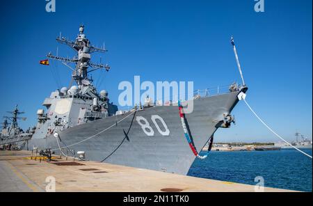 MARINESTÜTZPUNKT ROTA, Spanien (4. Februar 2023) der Arleigh-Burke-Class-Guided-Missile Destroyer USS Roosevelt (DDG 80) kehrt von der Patrouille zum Marinestützpunkt Rota zurück, 4. Februar 2023. Roosevelt hat ihre vierte Patrouille in den USA abgeschlossen Marinestreitkräfte Europa Einsatzgebiet, angestellt von den USA Sechste Flotte, die die Interessen der USA, Verbündeten und Partner verteidigt. (USA Marinebild von Mass Communication Specialist 2. Class Danielle Baker/veröffentlicht) Stockfoto