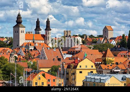 Blick vom Hafen auf die Altstadt mit Kathedrale, Visby, Insel Gotland, Schweden, Europa Stockfoto