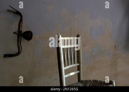 Spanischer Stuhl mit Lenker vom Fahrrad vor der Wand Stockfoto