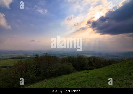 Sonnenstrahlen hinter Gewittern, Berggipfel, Köterberg, Lügde, Weserbergland, Nordrhein-Westfalen Stockfoto