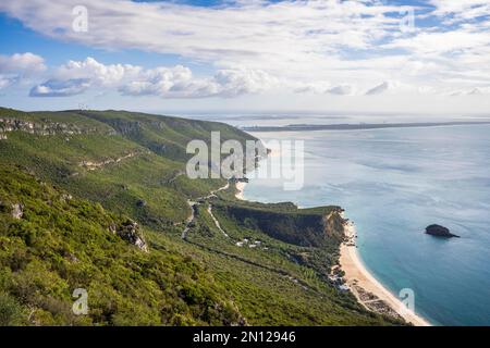 Wunderschöne Küstenlandschaft des Naturparks Arrabida, neben Setubal, Portugal, Europa Stockfoto