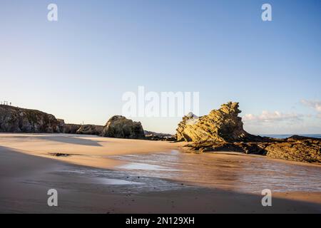 Wunderschöne Landschaft und Meereslandschaft mit Felsformationen am Strand von Samoqueira, zwischen Sines und Porto Covo, Alentejo, Portugal, Europa Stockfoto