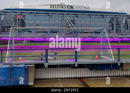 Vollautomatisches, bewegliches LED-Beleuchtungssystem für die Rasenwachstumsbeleuchtung des ausserhalb des Stadionbetriebenen Fußballplatzes des Bundesliga Club foo Stockfoto