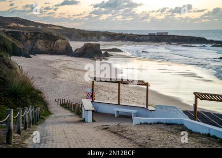 Schöner Sandstrand Almograve mit Klippen bei Sonnenuntergang, Alentejo, Portugal, Europa Stockfoto