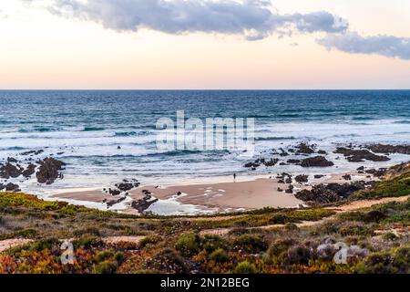 Nossa Senhora Beach in Almograve Lonqueira bei Sonnenuntergang, Alentejo, westlich von Portugal Stockfoto