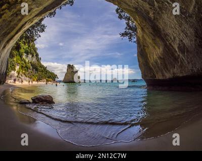 Blick von HöhlenCathedral Cave, Cathedral Cove, Mercury Bay, Coromandel Peninsula, North Island, Neuseeland, Ozeanien Stockfoto