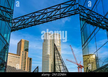 Hochhäuser am Bahnhof Zoo und Kurfürstendamm, Berlin, Deutschland, Europa Stockfoto