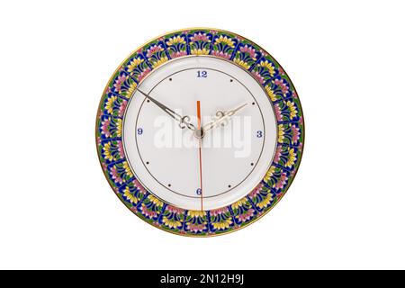 Benjarong Uhr, das schöne Souvenir von Thailand, Design als Porzellanteller mit fünf Farben Blumen Malerei, isoliert auf weißem Hintergrund mit Stockfoto