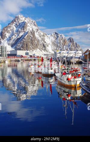 Traditionelle Fischerboote im Hafen von Svolvaer, schneebedeckte Berge im Winter, Nordland, Lofoten, Austvågøy, Skandinavien, Norwegen, Europa Stockfoto