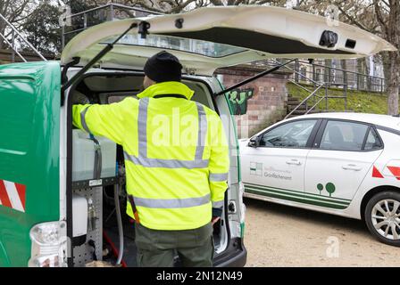 25. Januar 2023, Hessen, Frankfurt/Main: Der Baumpfleger Björn Winter steht vor seinem Fahrzeug, im Hintergrund steht ein Auto mit der Aufschrift "Grünflächenamt". Die Grünlandbüros der Gemeinden führen regelmäßig Baumbesichtigungen in öffentlichen Grünflächen durch. Der Bruch des grünen Astes, das plötzliche Abbrechen einzelner, vollständig belaubter Äste, könne nicht vorhergesagt werden, selbst bei der regelmäßigen Bauminspektion. In Frankfurt ist das Grünflächenbüro für fast 190.000 Bäume entlang der Straßen, in Parks und auf Spielplätzen verantwortlich. Durch den Klimawandel hat sich die Zahl der Menschen erheblich erhöht Stockfoto